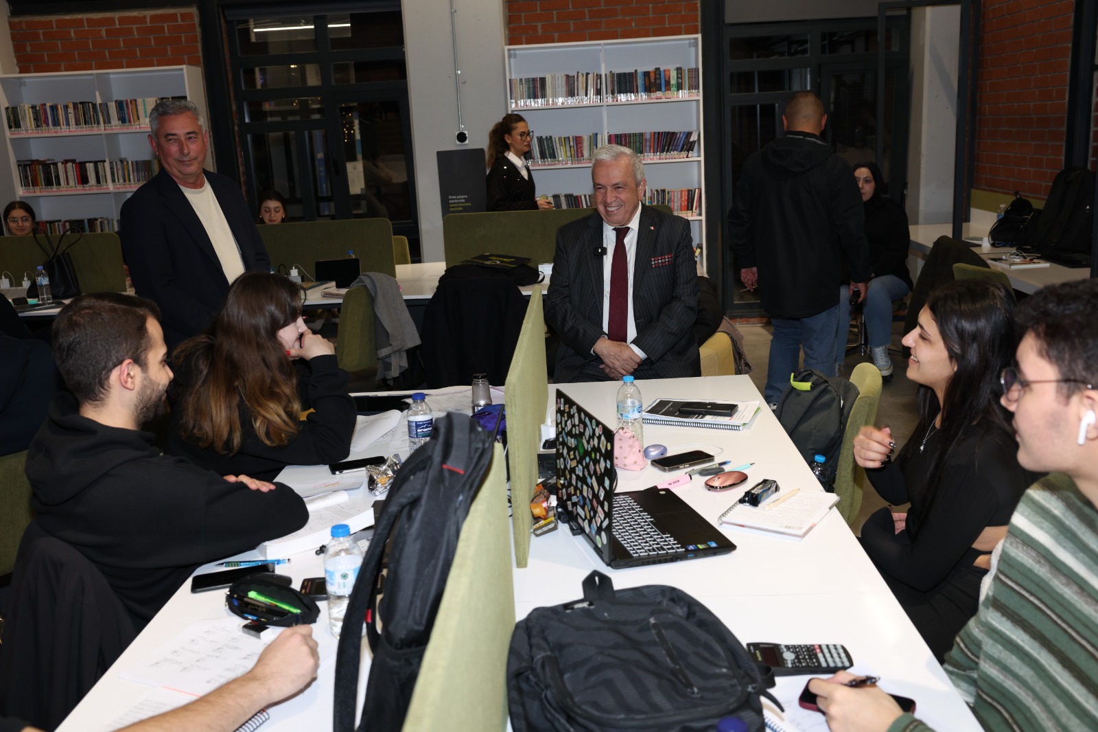 Başkan Şadi Özdemir’den Üniversitelilere Vize Morali 20112025 02