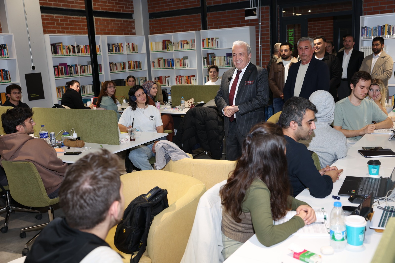 Başkan Şadi Özdemir’den Üniversitelilere Vize Morali 20112025 07