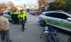 Plakasız motosiklet ekip aracına çarptı