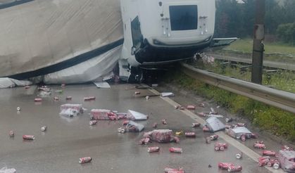 Tır devrildi alkol şişeleri yola saçıldı