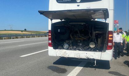 Şoför Değişikliği İçin Duran Otobüse Otomobil Çarptı