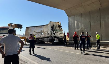 Mustafakemalpaşa Yolunda Feci Kaza: Kamyon Sürücüsü Hayatını Kaybetti