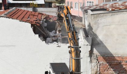 Osmangazi Belediyesi’nden Tarihi Koruyan Yıkım