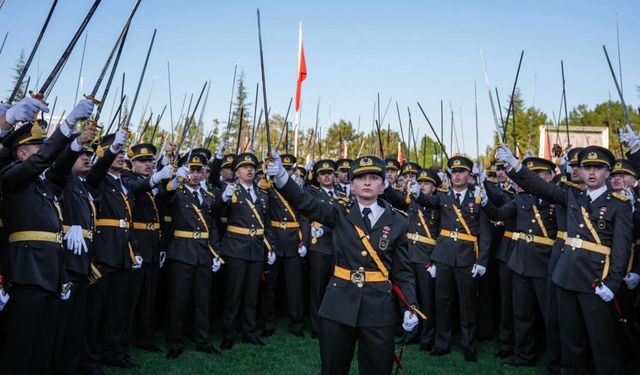 CHP'li Vekiller, TSK'dan İhraç Edilen Teğmenlerin Tazminatlarını Ödeyecek