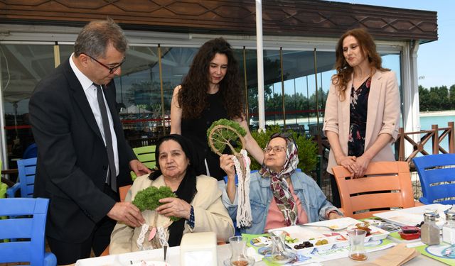 Alzheimer Hastaları İçin Anneler Günü Kutlaması