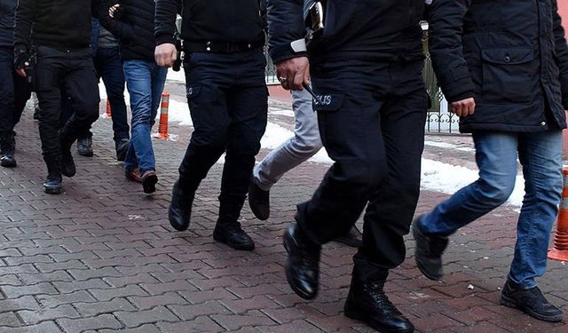 64 İlde FETÖ Operasyonu: 306 Şüpheli Gözaltında, Hakmar ve Tatbak’a Kayyum Atandı