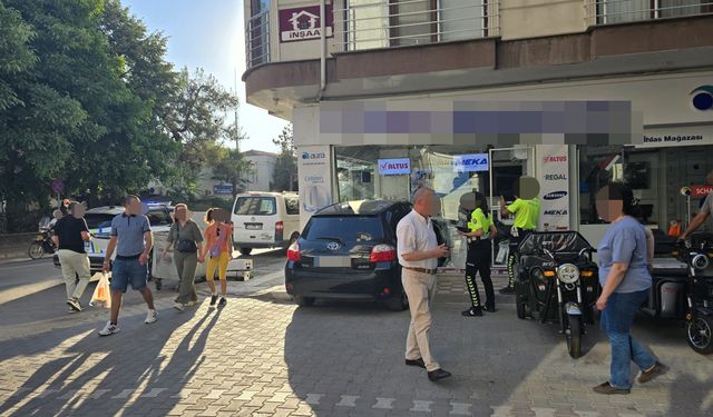 Mustafakemalpaşa'da Park Kazası: Araç Dükkanın Camından İçeri Girdi