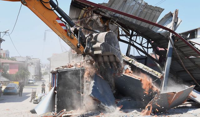 Yüksek Gerilim Hattına Yapılan Kaçak İş Yeri Yıkıldı