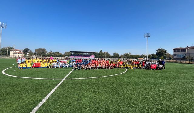 Minik Futbolcular Zafer Bayramı İçin Sahaya Çıktı