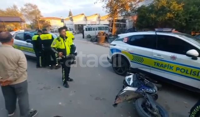 Plakasız motosiklet ekip aracına çarptı