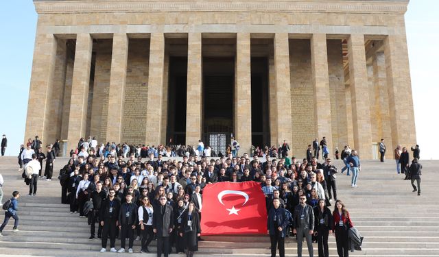 300 Genç Ata’nın Huzurunda: “Cumhuriyet Bizim Sorumluluğumuzda”