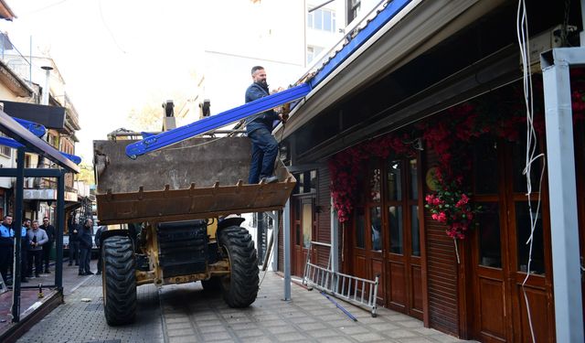 Osmangazi’de Kaçak Eklentilere Geçit Yok: Arap Şükrü Sokağında Yıkım Başladı