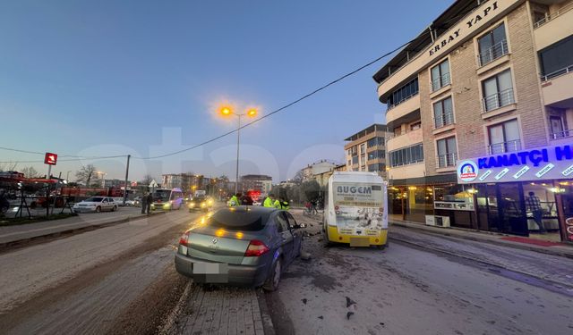 Grand Düğün Salonu Önünde Feci Kaza: Belediye Otobüsü ile Otomobil Çarpıştı