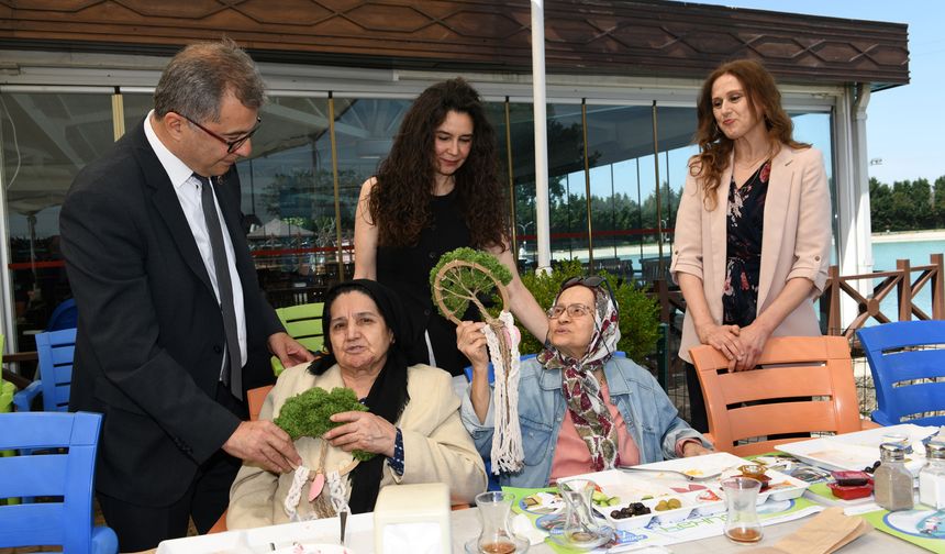 Alzheimer Hastaları İçin Anneler Günü Kutlaması