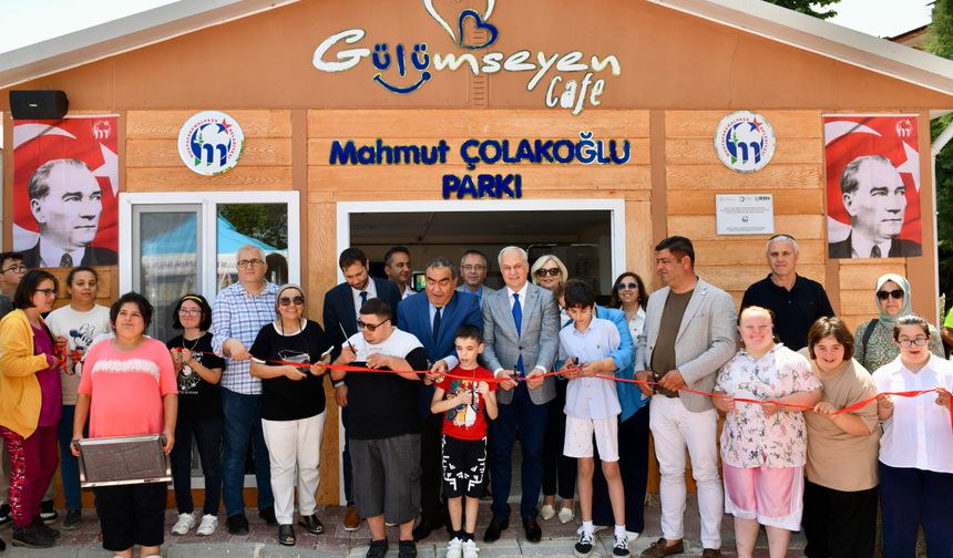 Mahmut Çolakoğlu Parkı’nda “Gülümseyen Kafe” Hizmete Girdi