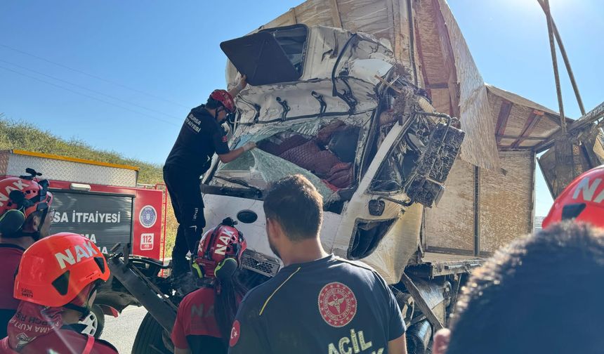 Mustafakemalpaşa Yolunda Feci Kaza: Kamyon Sürücüsü Hayatını Kaybetti