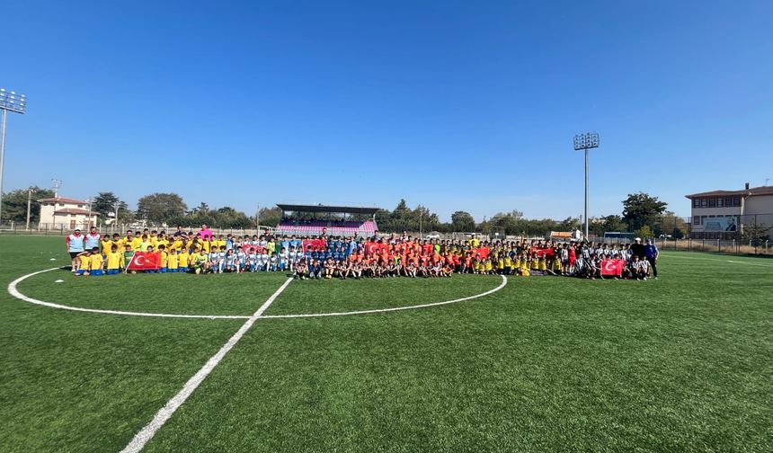 Minik Futbolcular Zafer Bayramı İçin Sahaya Çıktı