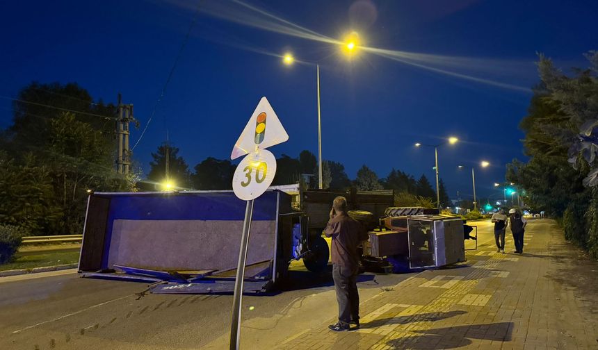 Freni patlayan traktör devrildi!