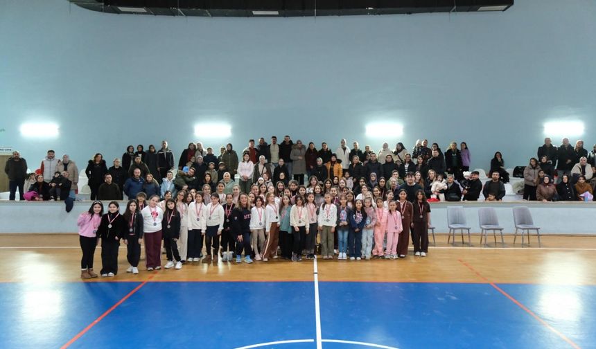 Voleybol Kış Spor Okulu 1. Dönemi Ödül Töreniyle Sona Erdi