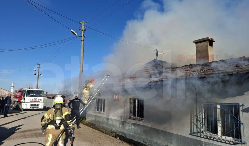 Mustafakemalpaşa’da Korkutan Yangın: Yaşlı Çift Son Anda Kurtarıldı